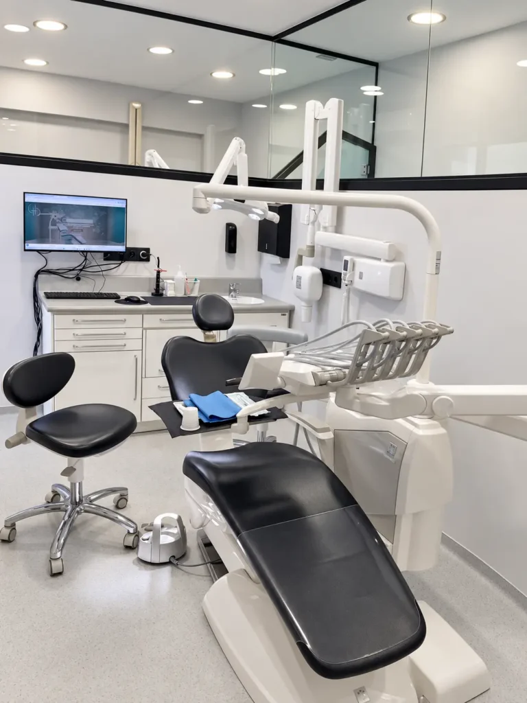 Gabinete de CHC Clínica Dental con sillón negro y equipamiento dental.