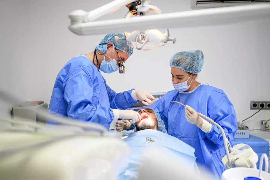 Equipo dental durante un procedimiento de cirugía oral.