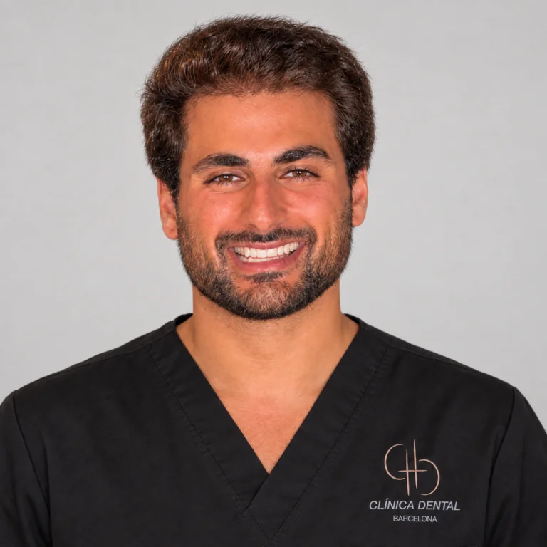 الدكتور كيفن شربيا يرتدي الزي الأسود لعيادة CHC Clínica Dental في برشلونة.