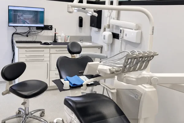 Gabinete de CHC Clínica Dental con sillón negro y equipamiento dental.
